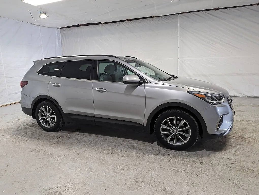 2018 Hyundai Santa Fe SE image 1