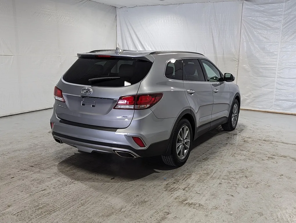 2018 Hyundai Santa Fe SE image 2