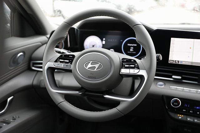 2024 Hyundai Elantra SEL image 2