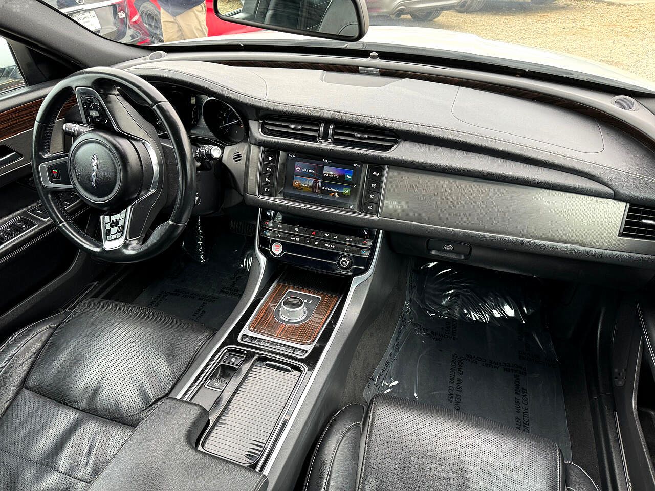 2016 Jaguar XF S image 24
