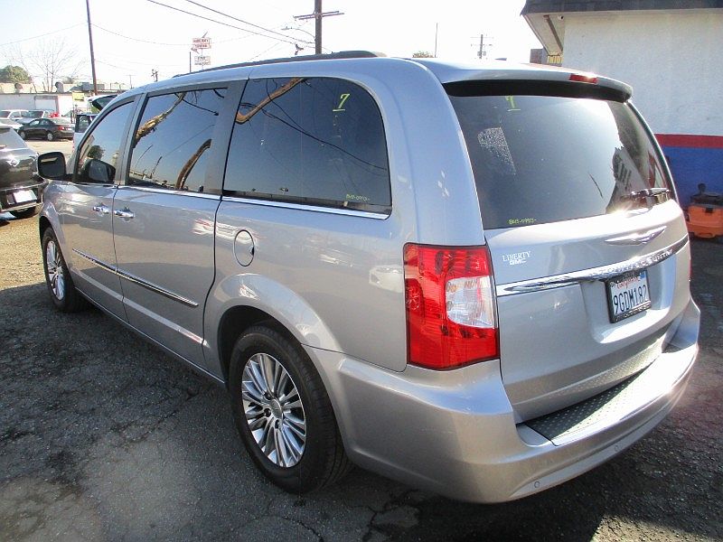 2013 Chrysler Town & Country Touring image 3