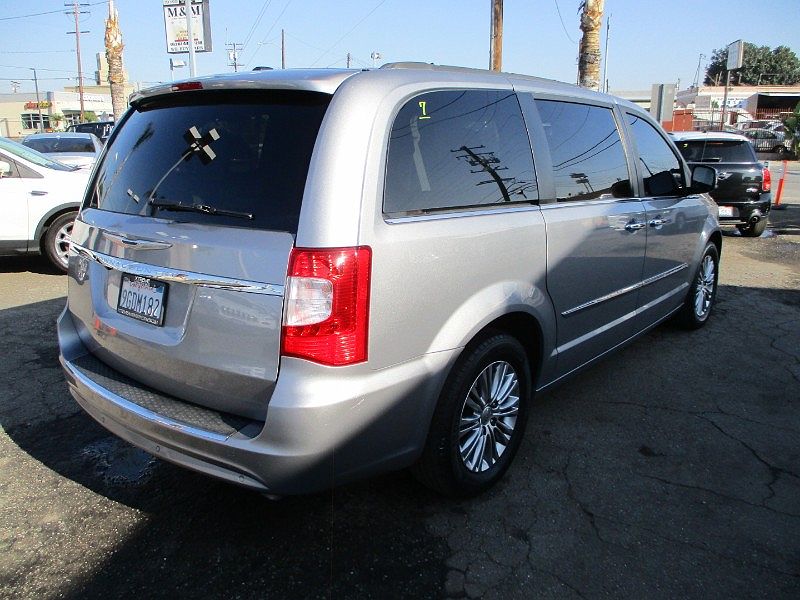 2013 Chrysler Town & Country Touring image 5