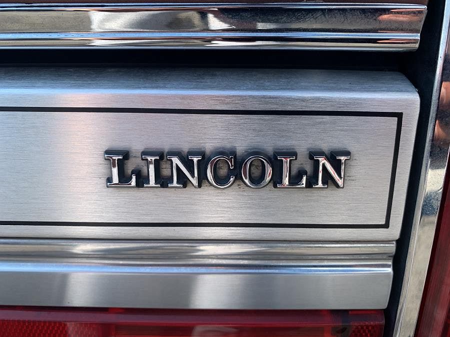 1988 Lincoln Town Car Signature image 19