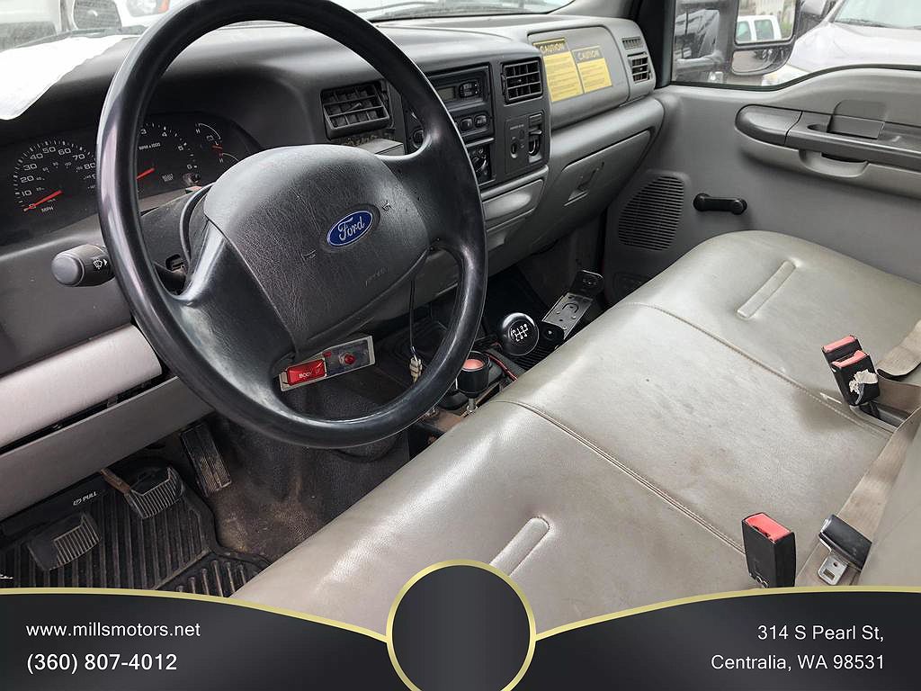 2003 Ford F-550 null image 2