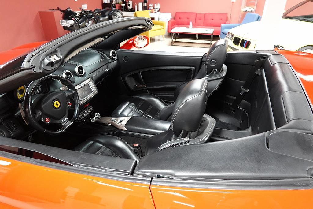 2014 Ferrari California null image 15