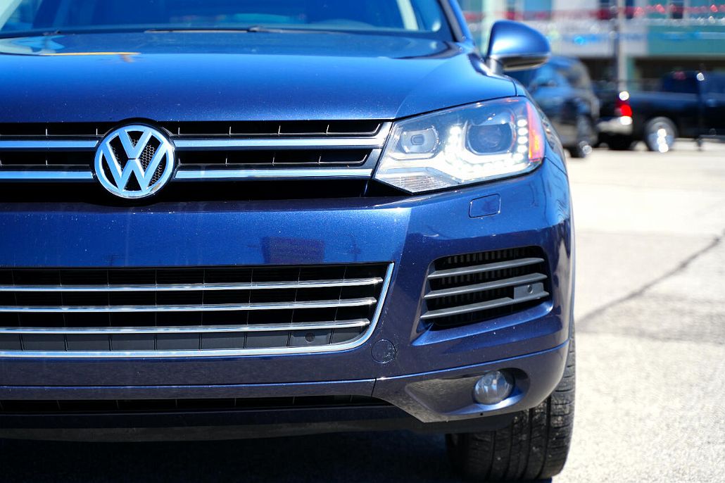 2013 Volkswagen Touareg Executive image 2