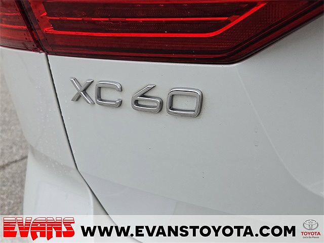 2020 Volvo XC60 T5 R-Design image 2