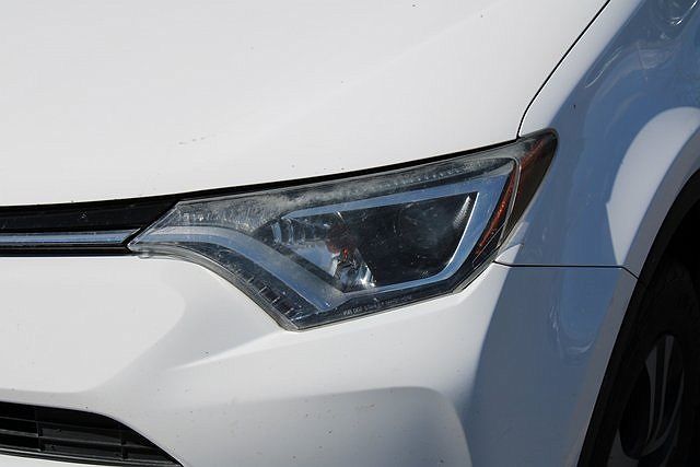 2016 Toyota RAV4 LE image 4