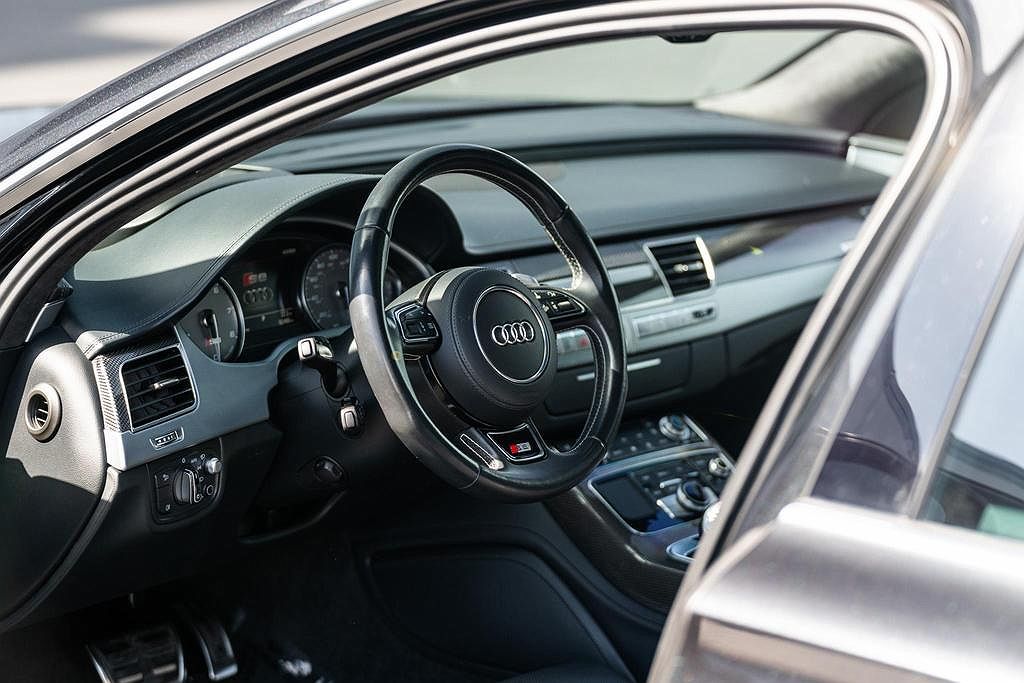 2015 Audi S8 null image 18
