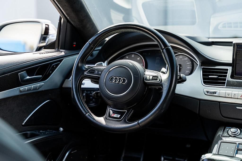 2015 Audi S8 null image 25