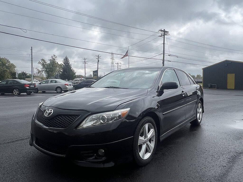 2011 Toyota Camry LE image 0