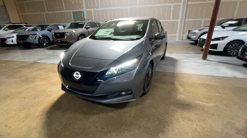 2024 Nissan Leaf SV image 2