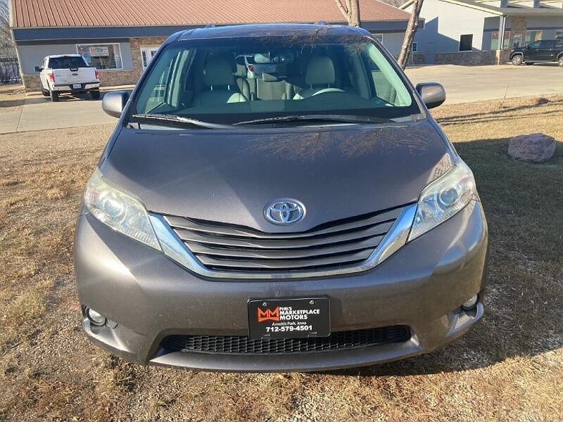 2011 Toyota Sienna Limited image 3