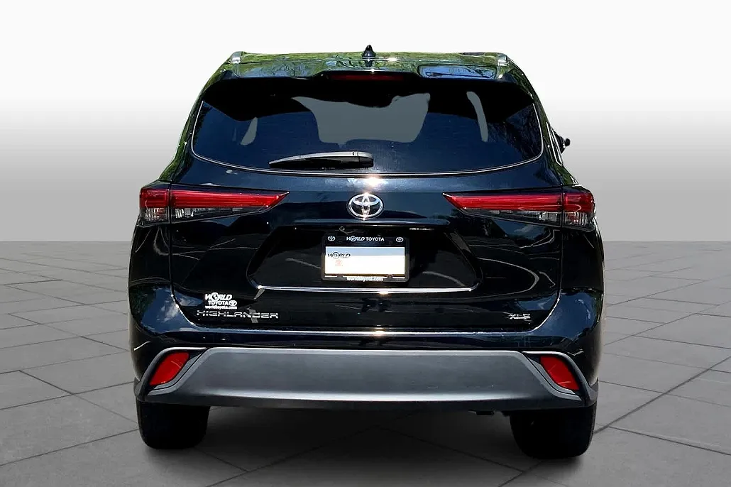 2021 Toyota Highlander XLE image 3