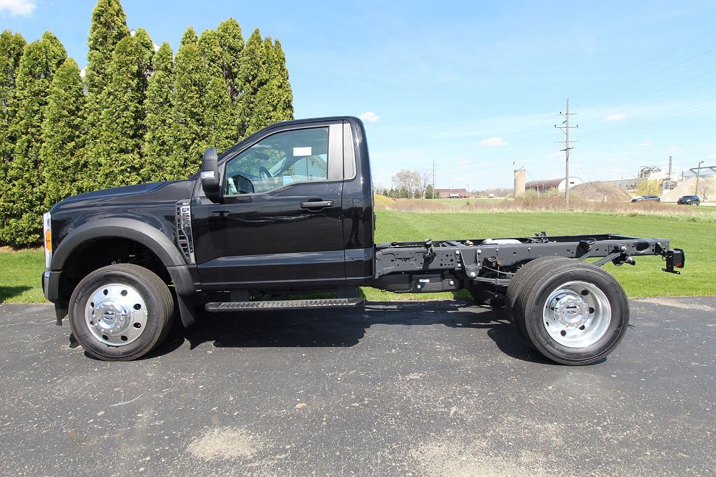 2023 Ford F-550 null image 2