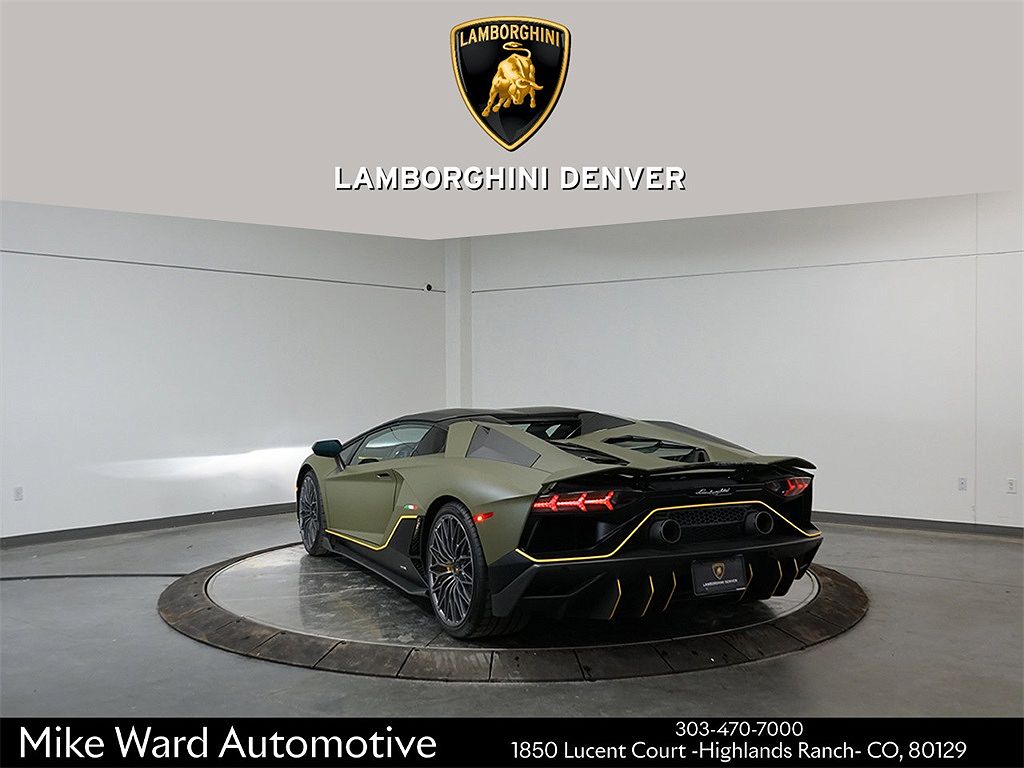 2022 Lamborghini Aventador null image 2