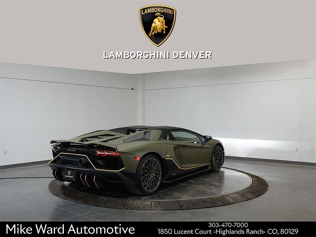 2022 Lamborghini Aventador null image 4