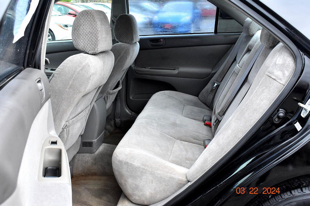 2004 Toyota Camry XLE image 12