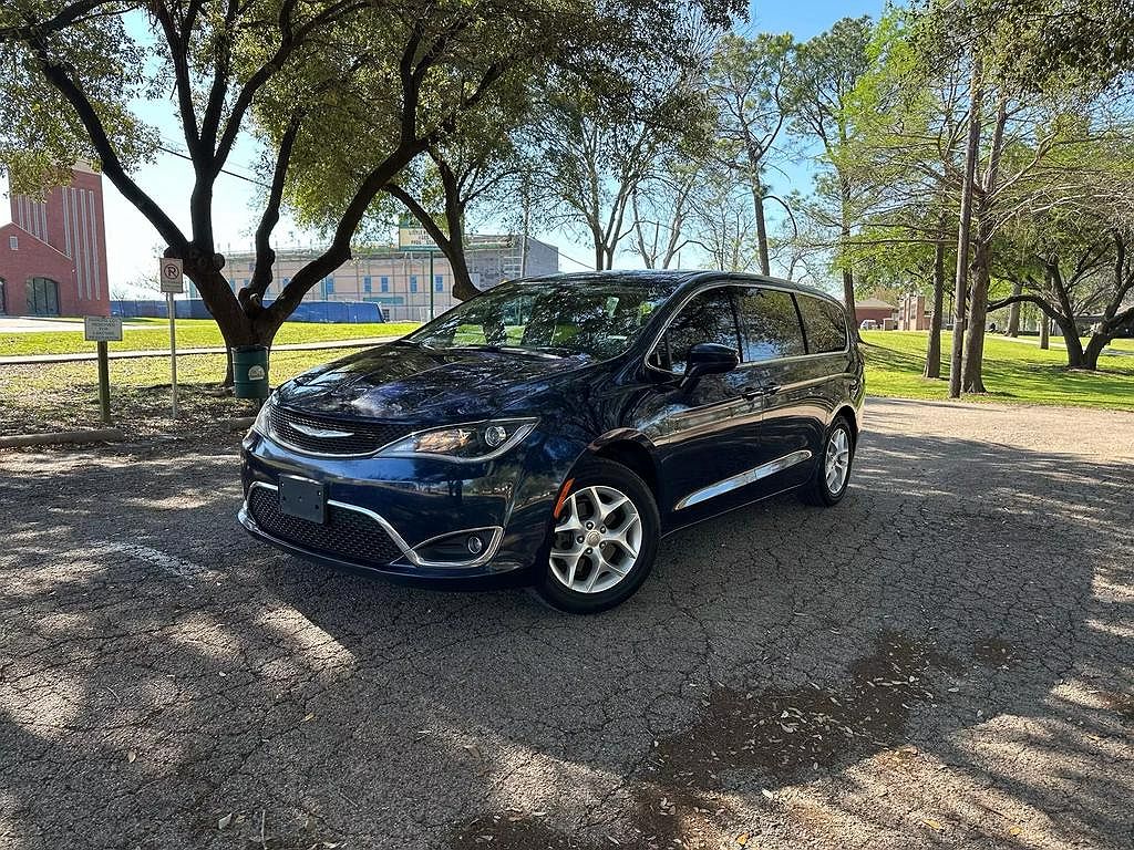 2018 Chrysler Pacifica Touring image 0