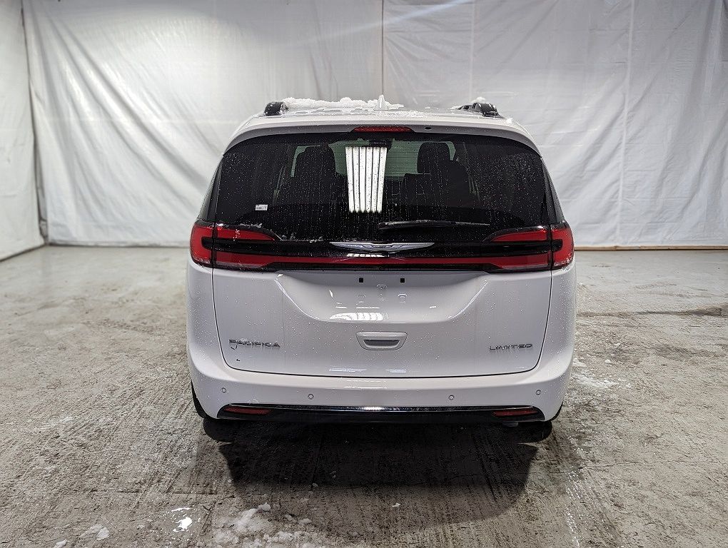 2022 Chrysler Pacifica Limited image 3