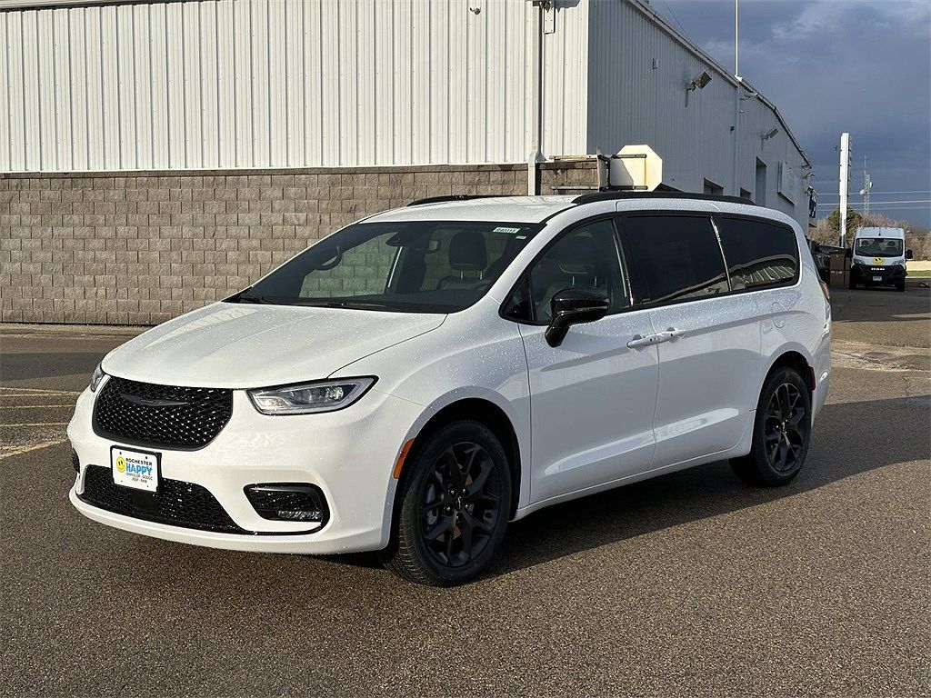 2024 Chrysler Pacifica Touring-L image 0