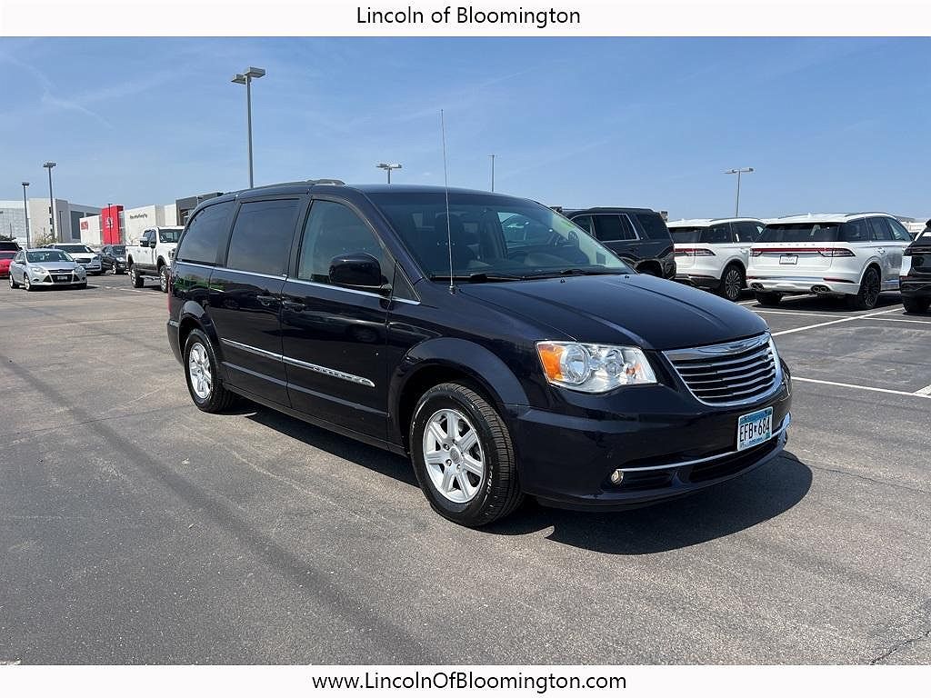 2011 Chrysler Town & Country Touring image 0
