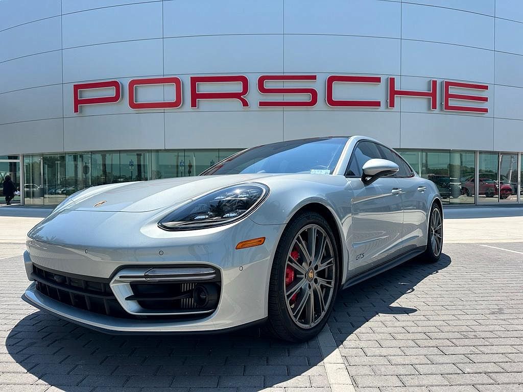 2023 Porsche Panamera GTS image 0