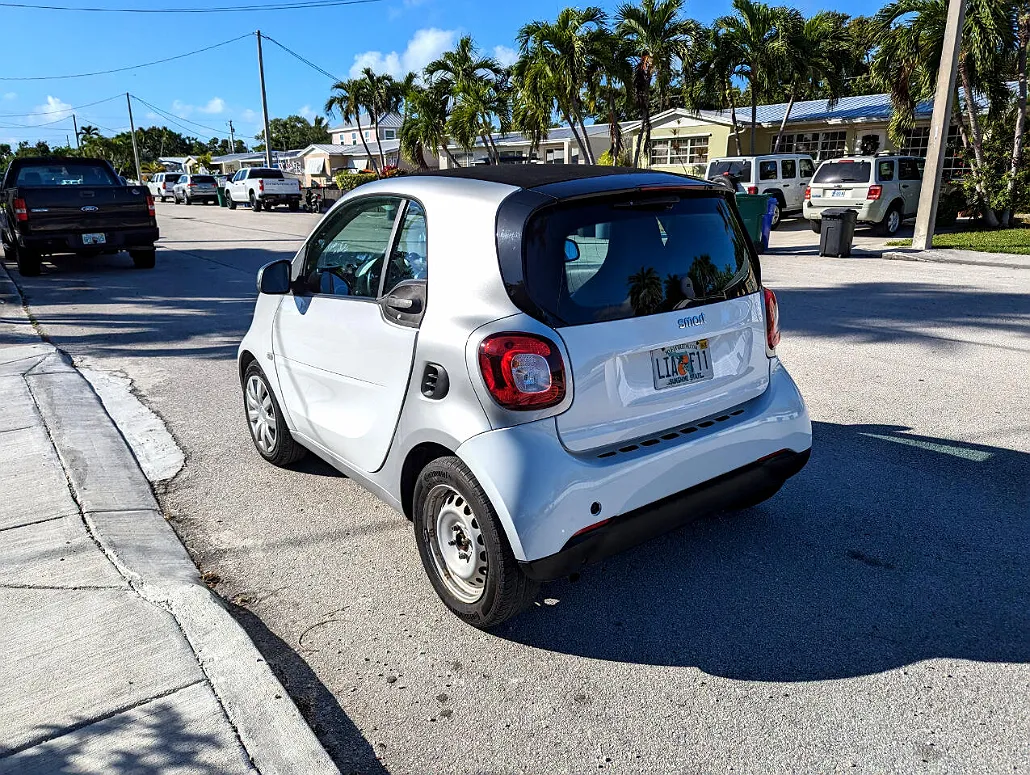 2017 Smart Fortwo Passion image 2