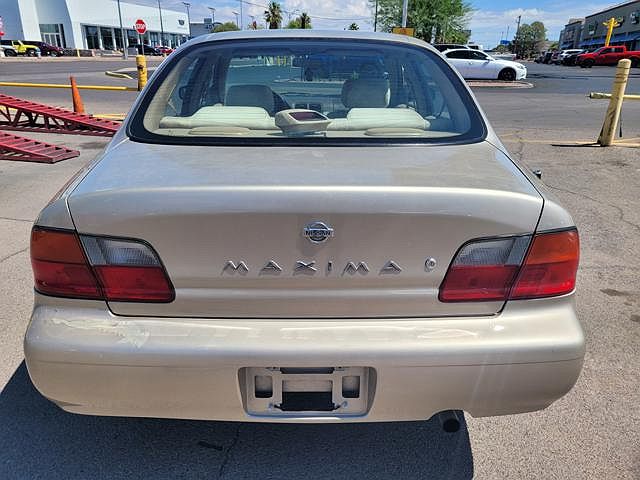 1996 Nissan Maxima GXE image 8