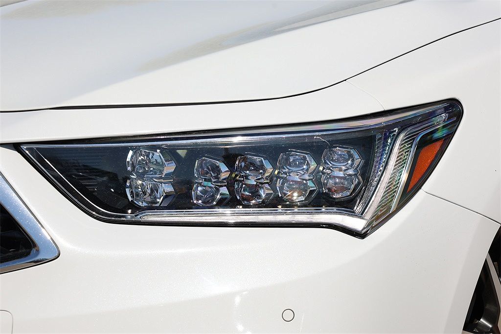 2018 Acura RLX Advance image 2