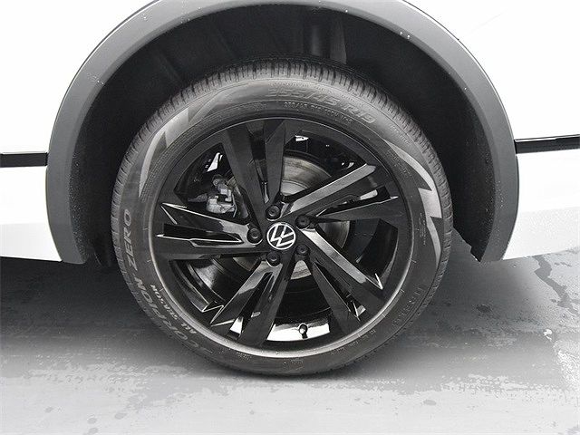 2024 Volkswagen Tiguan SE image 1