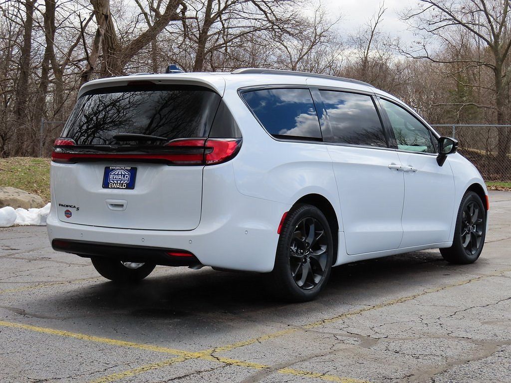 2024 Chrysler Pacifica Touring-L image 2