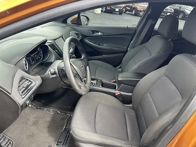 2017 Chevrolet Cruze LT image 2