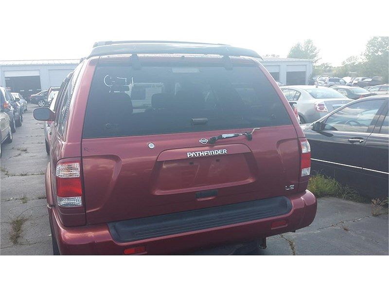 1999 Nissan Pathfinder LE image 3