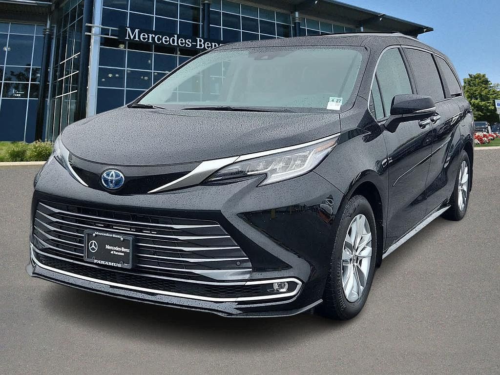 2022 Toyota Sienna Limited image 0