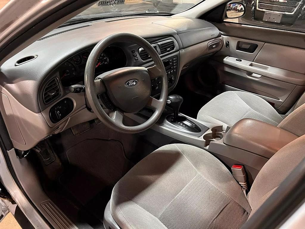 2005 Ford Taurus SE image 8