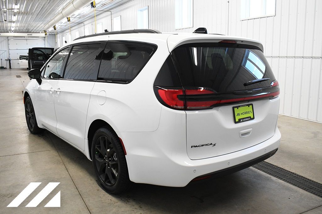 2024 Chrysler Pacifica Touring-L image 4