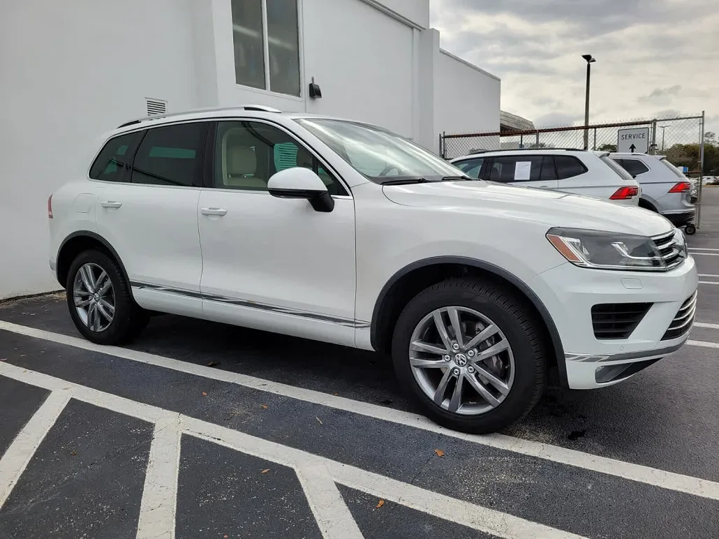 2014 Volkswagen Touareg Executive image 0