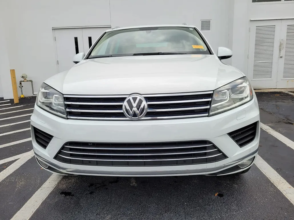 2014 Volkswagen Touareg Executive image 1