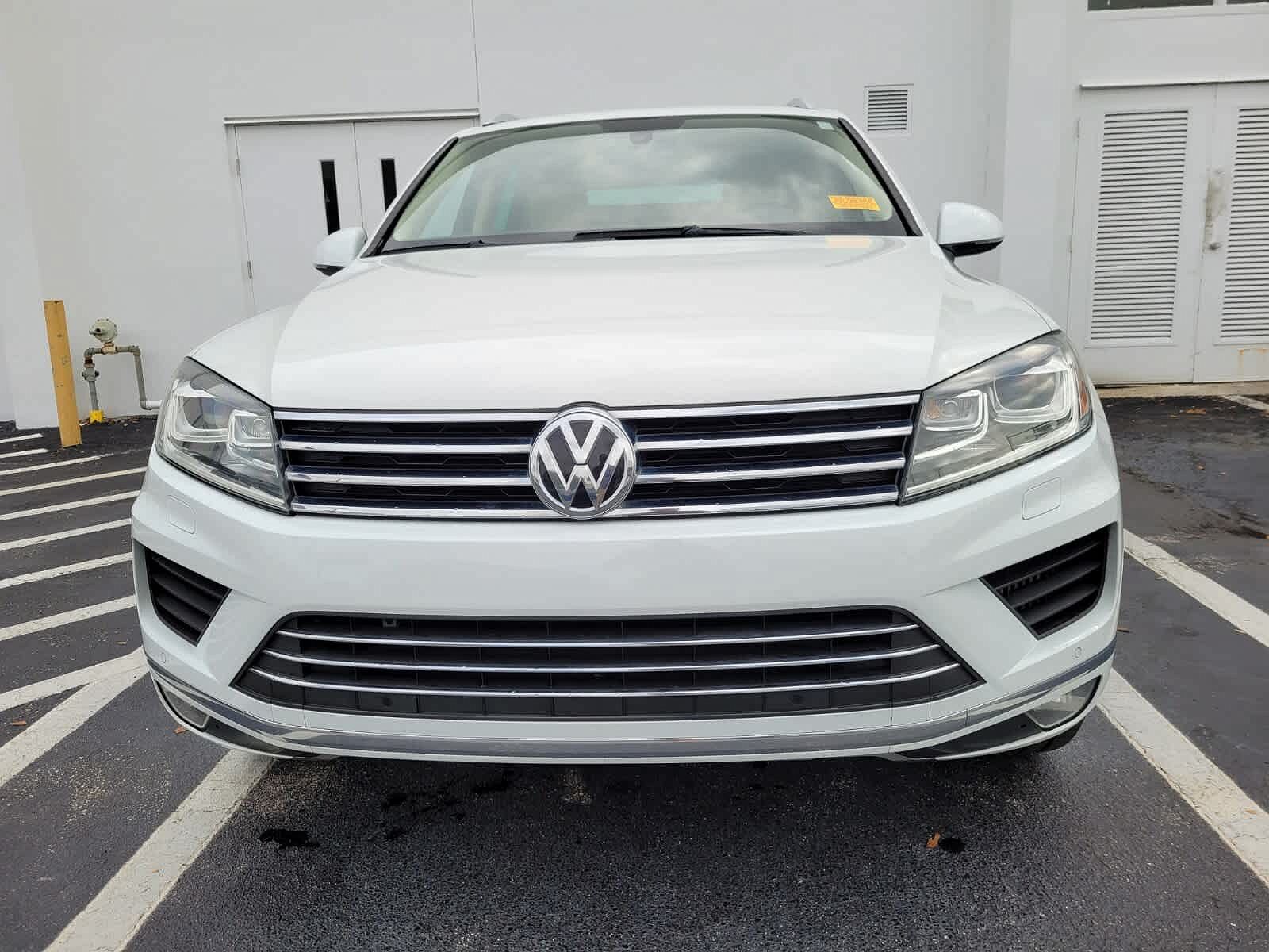 2014 Volkswagen Touareg Executive image 1