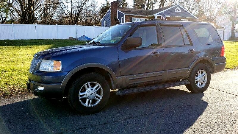 2004 Ford Expedition XLT image 1