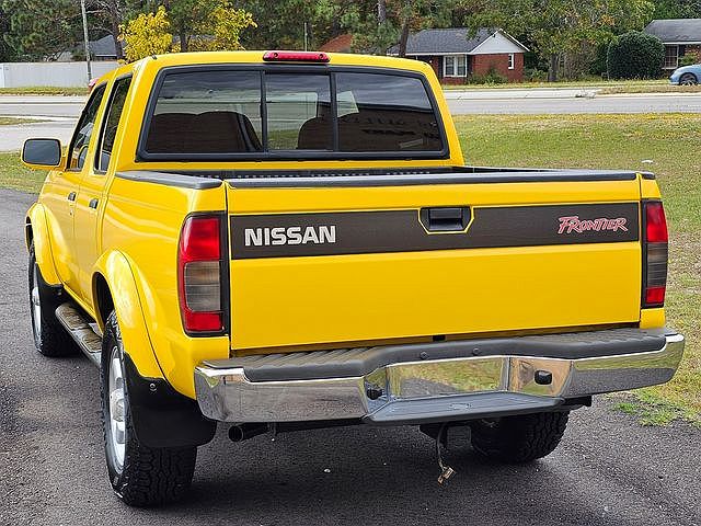2000 Nissan Frontier SE image 9