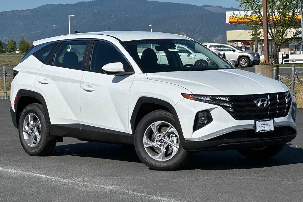 2024 Hyundai Tucson SE image 1