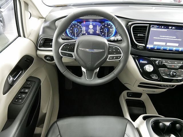 2023 Chrysler Pacifica Touring-L image 5