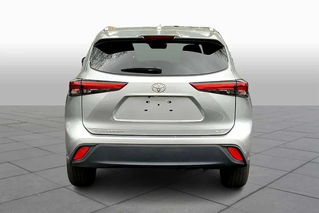 2022 Toyota Highlander XLE image 3