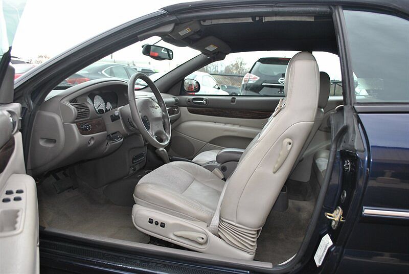 2004 Chrysler Sebring Limited image 2
