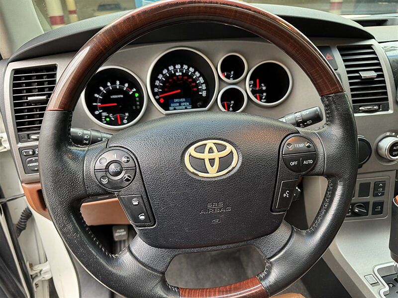 2011 Toyota Sequoia Platinum image 28