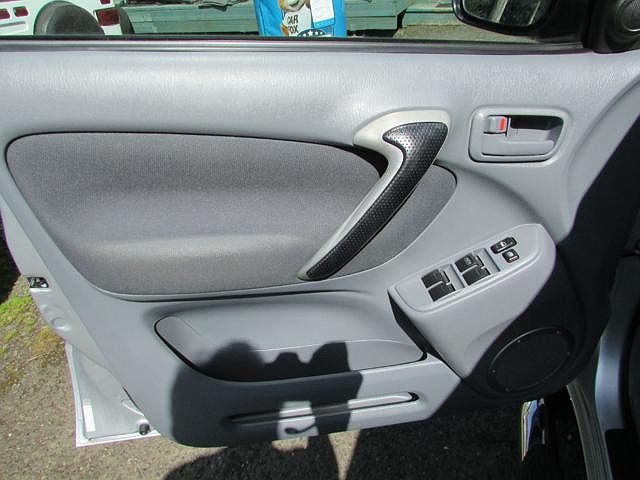 2002 Toyota RAV4 Base image 6