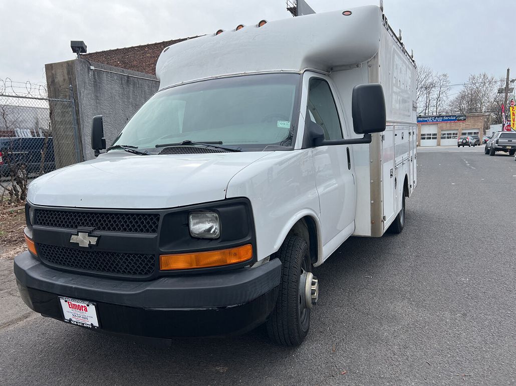 2005 Chevrolet Express 3500 image 2