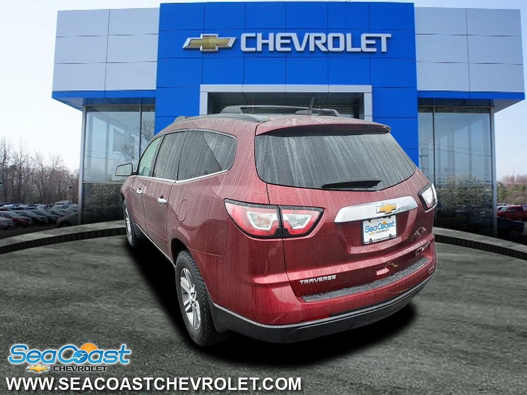 2017 Chevrolet Traverse LT image 3